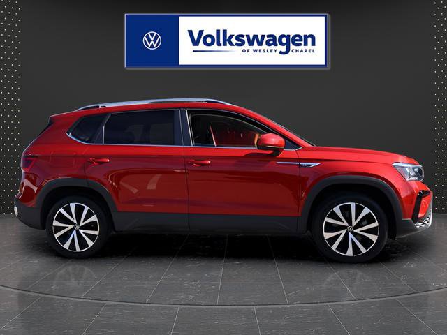 Certified 2022 Volkswagen Taos SE w/ IQ.Drive SE Package image 9