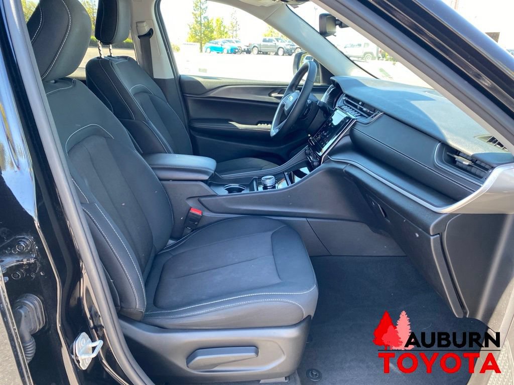 Used 2023 Jeep Grand Cherokee Laredo w/ Luxury Tech Group I AWD/4WD image 14