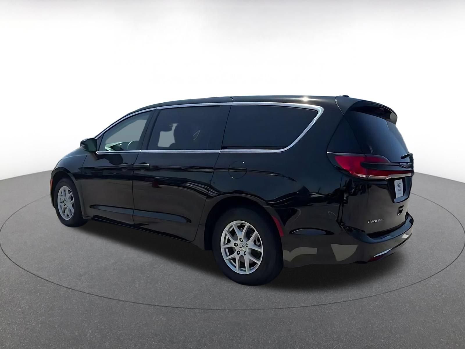 Used 2024 Chrysler Pacifica Touring-L FWD image 9