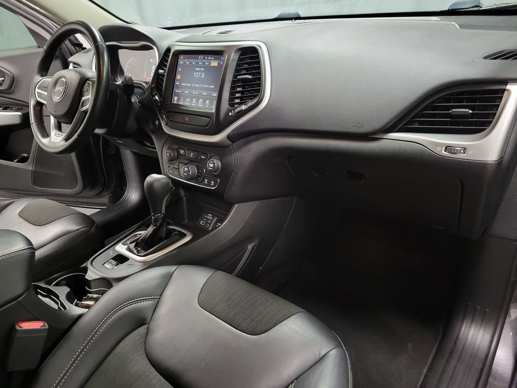Used 2018 Jeep Cherokee Latitude Plus w/ Comfort/Convenience Group FWD image 32