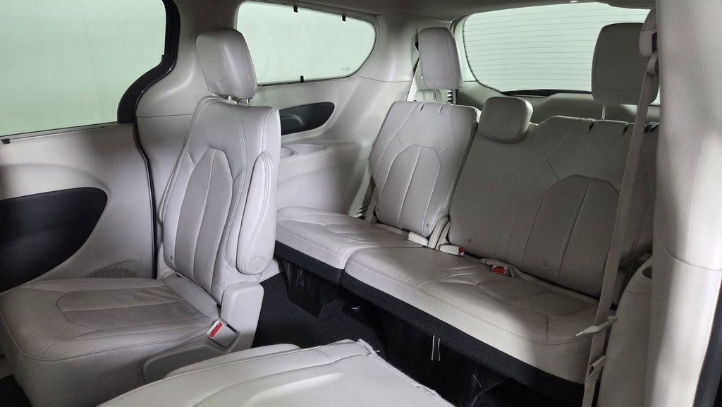 Used 2021 Chrysler Pacifica Touring-L FWD image 31