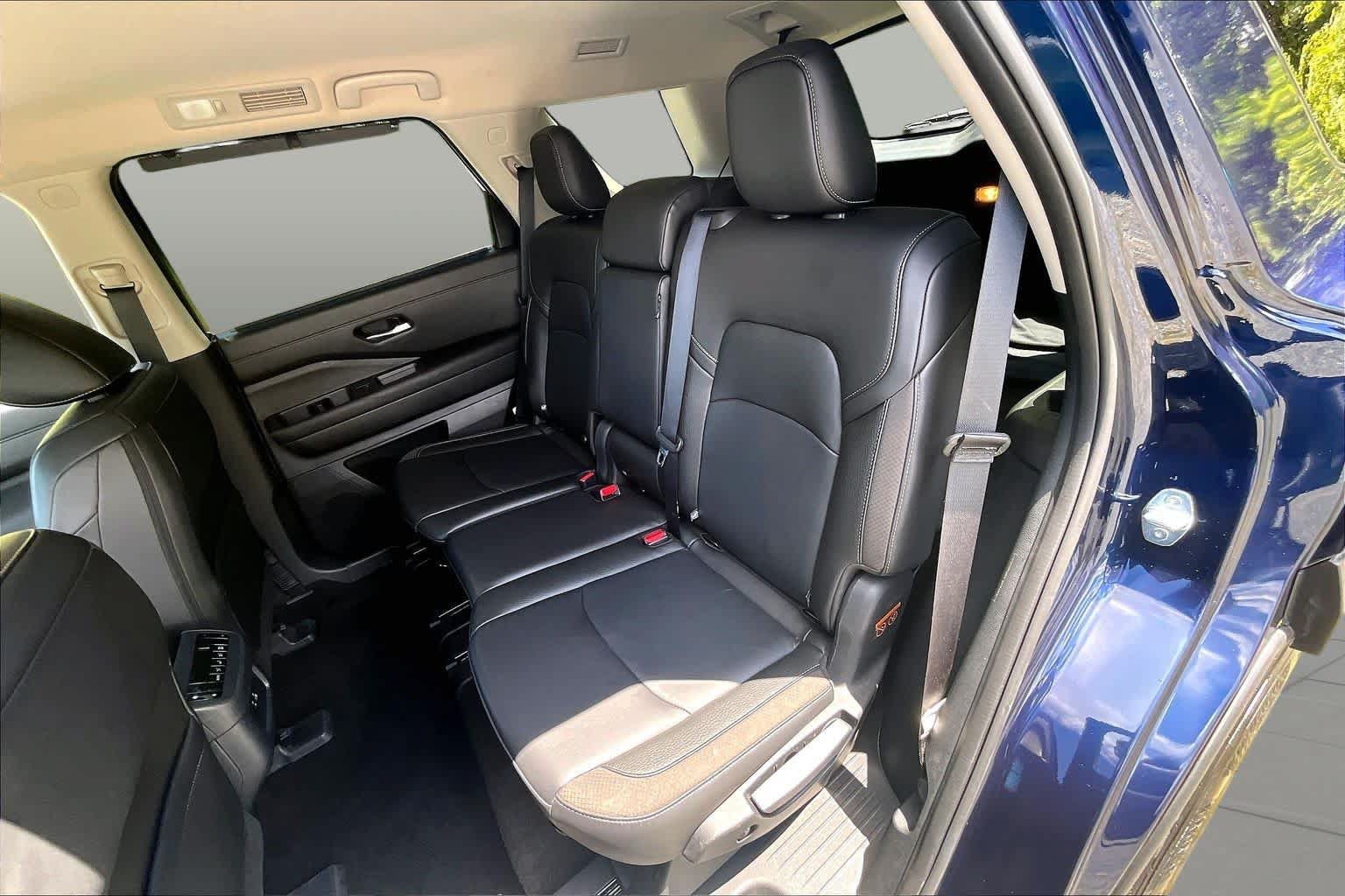 Used 2025 Nissan Pathfinder SL AWD/4WD image 20