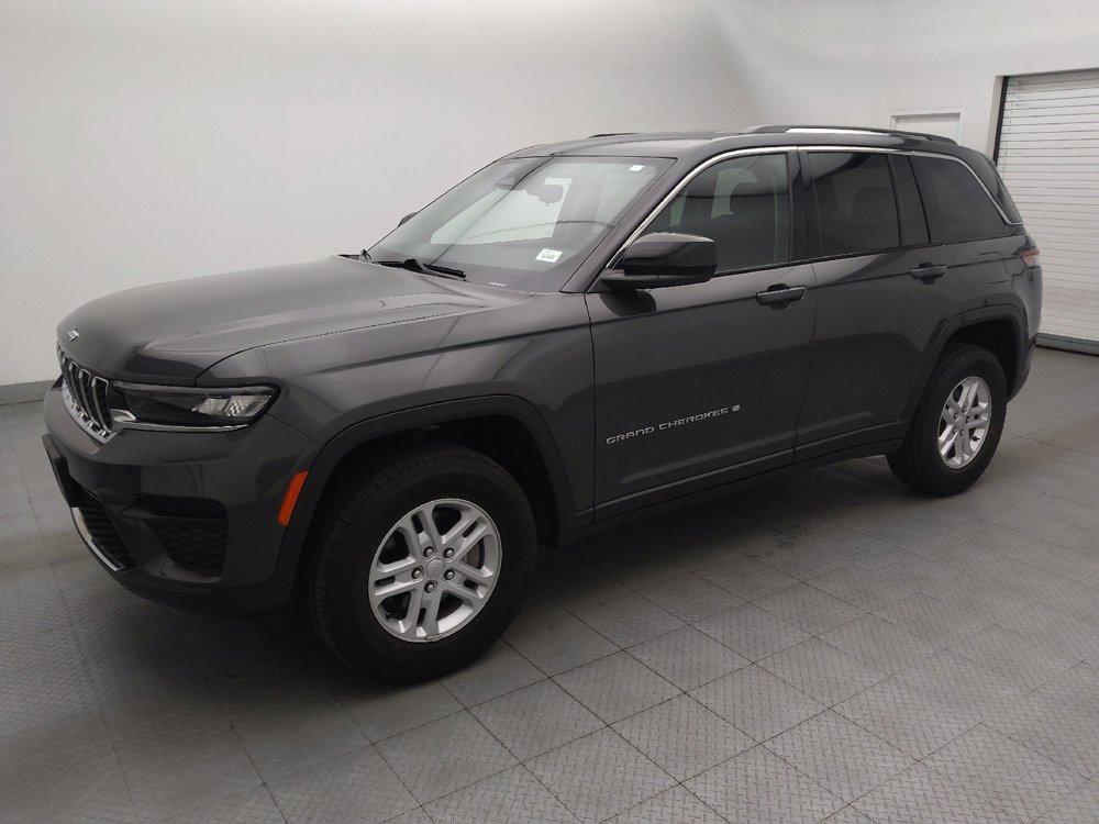 Used 2023 Jeep Grand Cherokee Laredo AWD/4WD image 2
