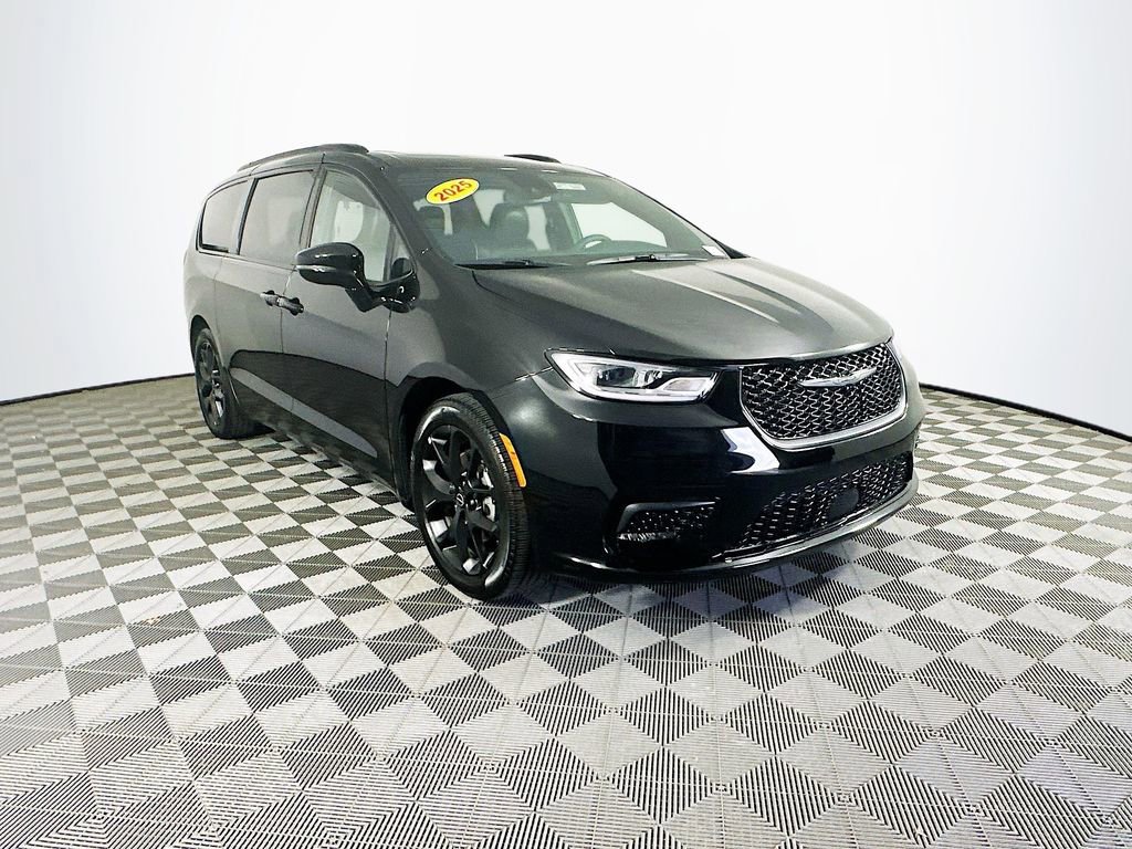 Certified 2025 Chrysler Pacifica Limited image 2