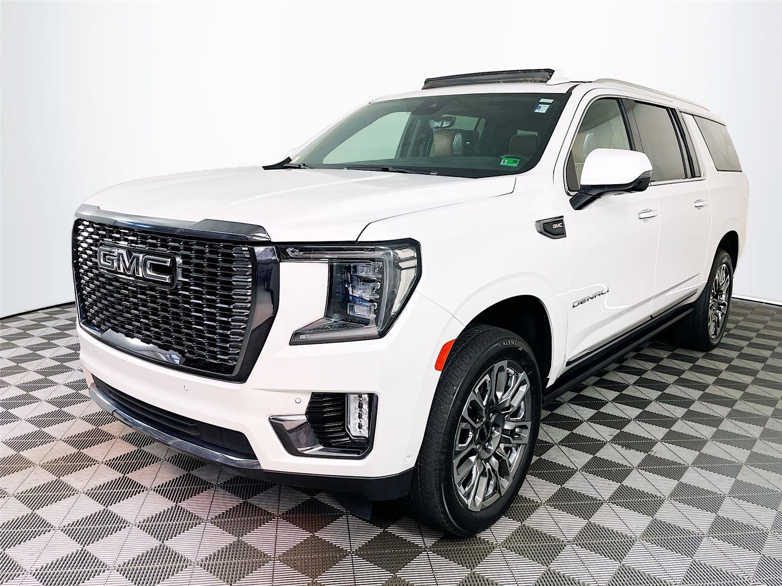 Used 2023 GMC Yukon XL Denali Ultimate image 3