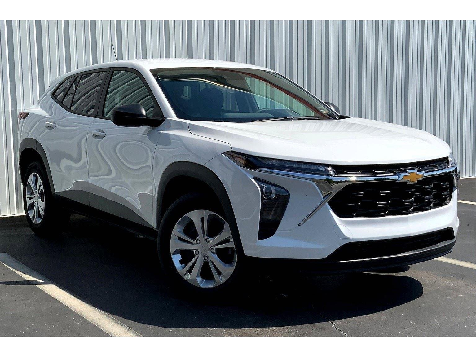 Used 2025 Chevrolet Trax LS image 31