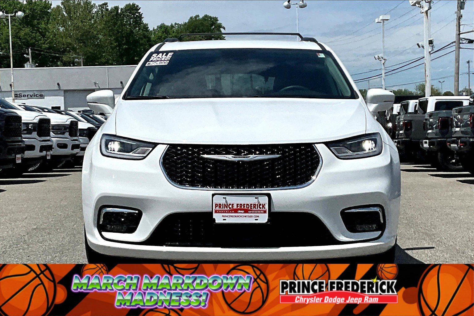 Used 2022 Chrysler Pacifica Touring-L image 2