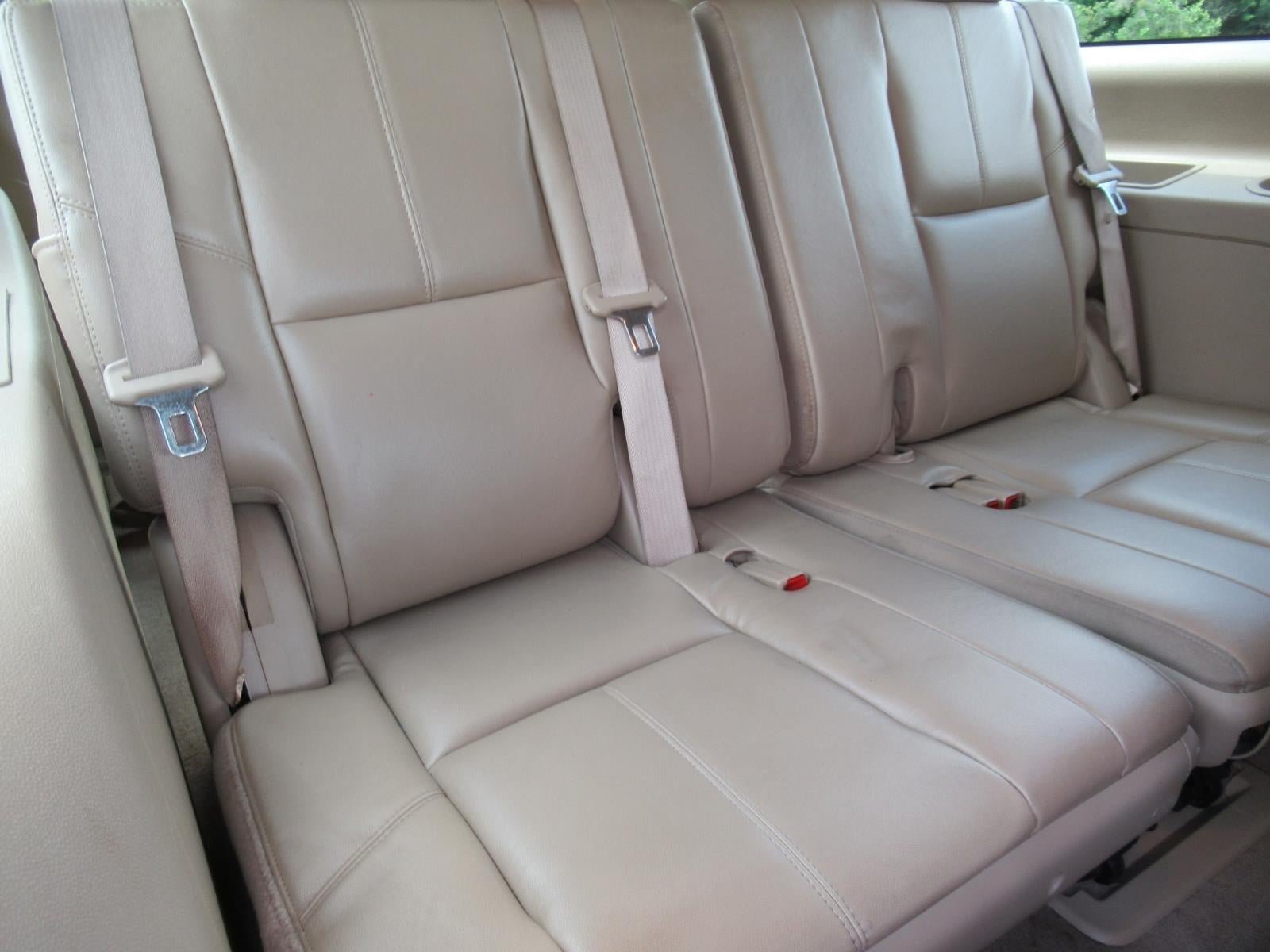 Used 2011 Chevrolet Suburban LT RWD image 30