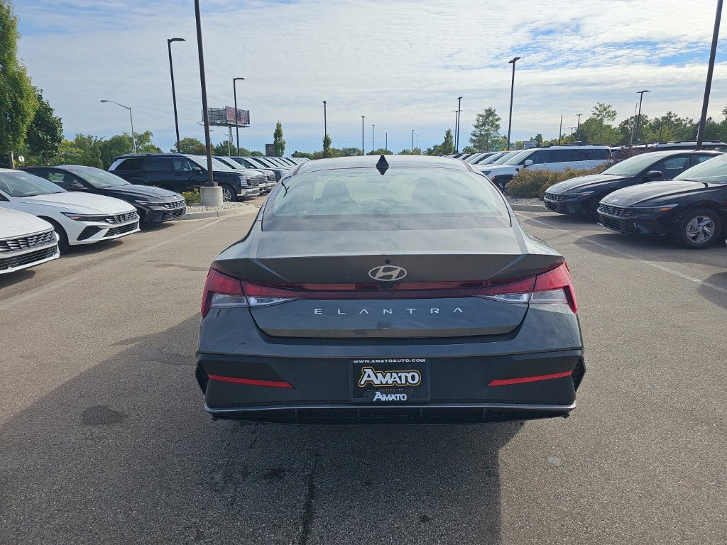 New 2026 Hyundai Elantra SE FWD image 4