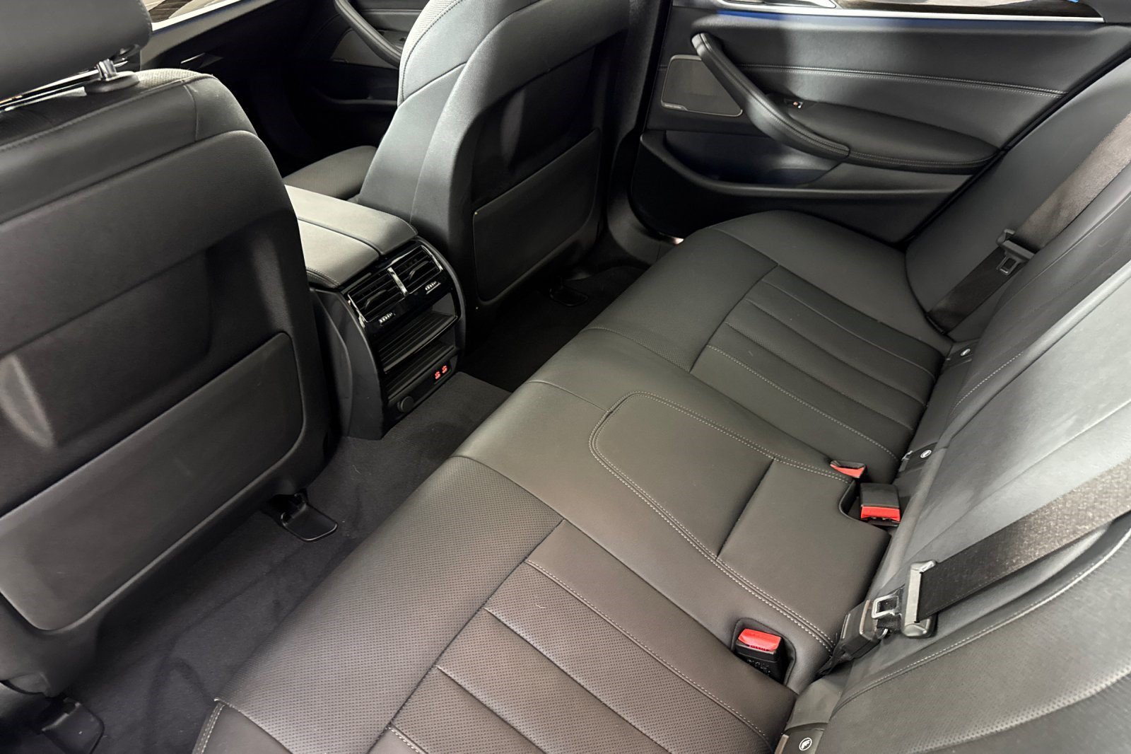 Certified 2023 BMW 530e w/ Premium Package RWD image 26
