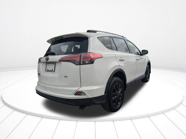 Used 2018 Toyota RAV4 LE video 3