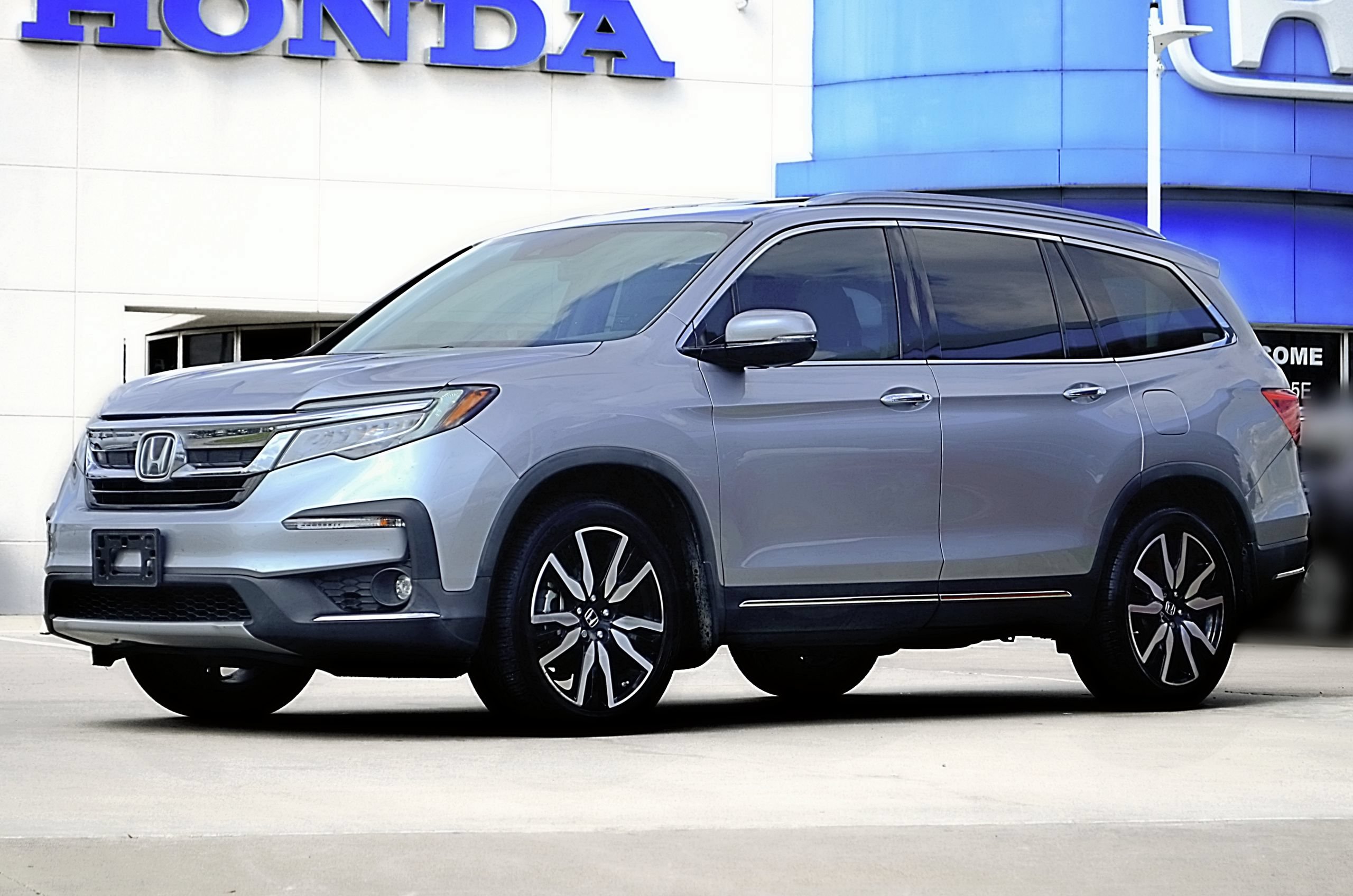 Used 2022 Honda Pilot Touring image 1