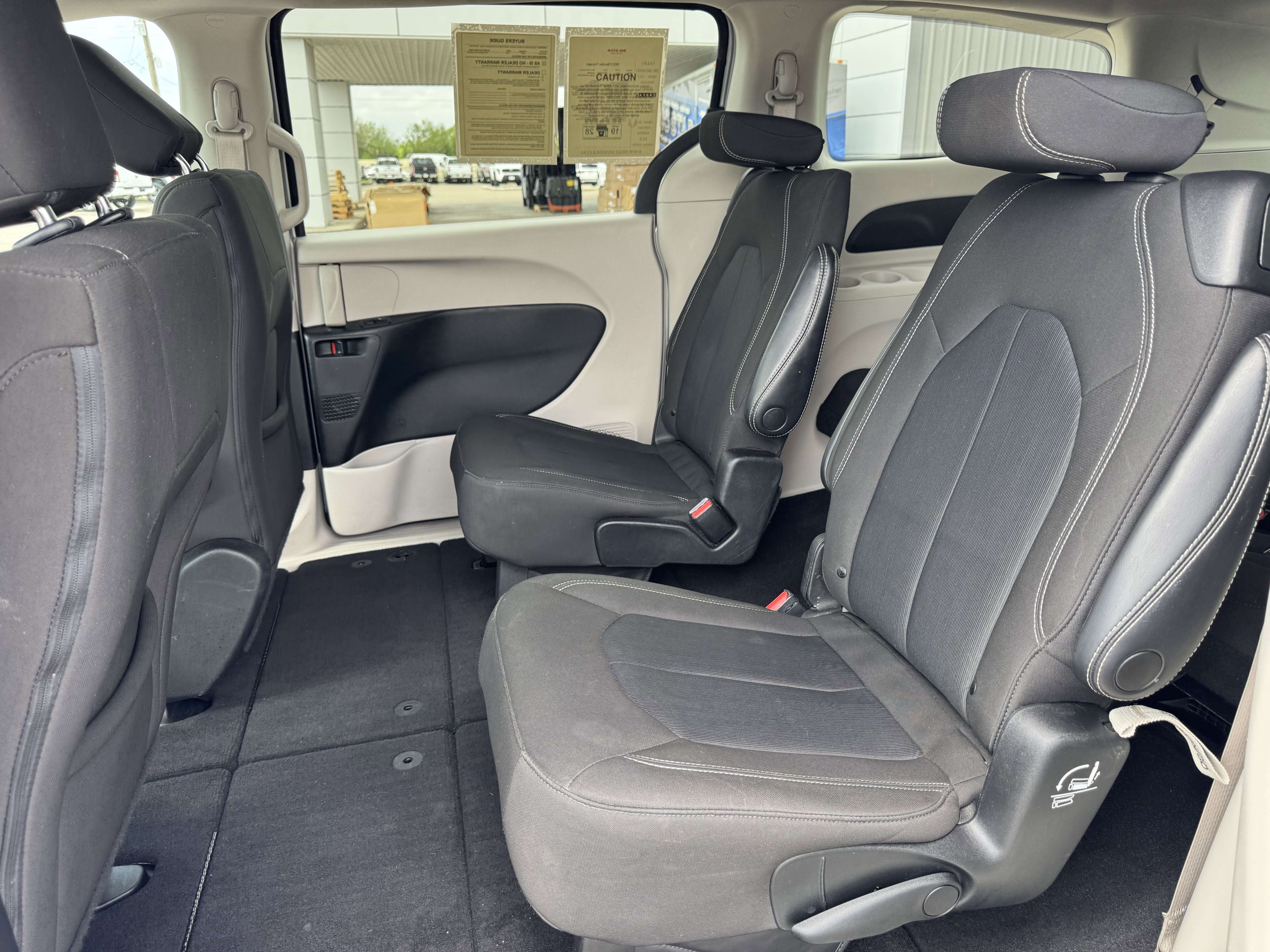 Used 2022 Chrysler Voyager LX image 29