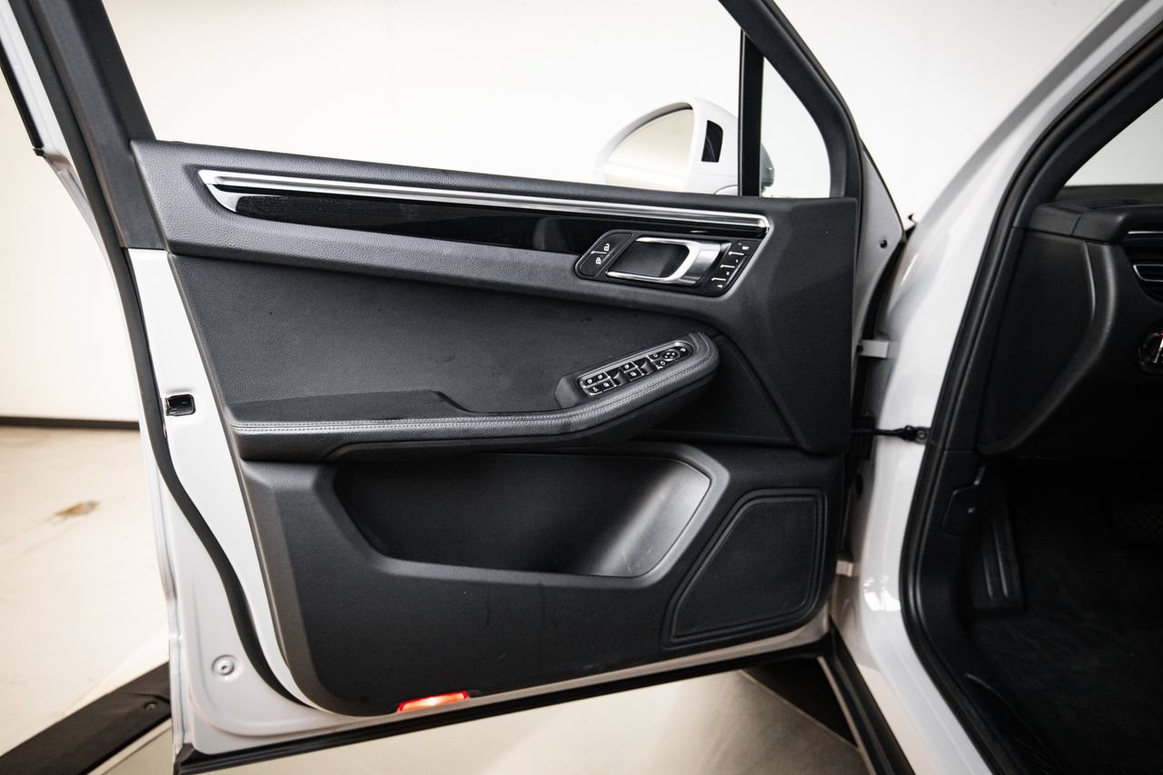 Certified 2023 Porsche Macan AWD/4WD image 23