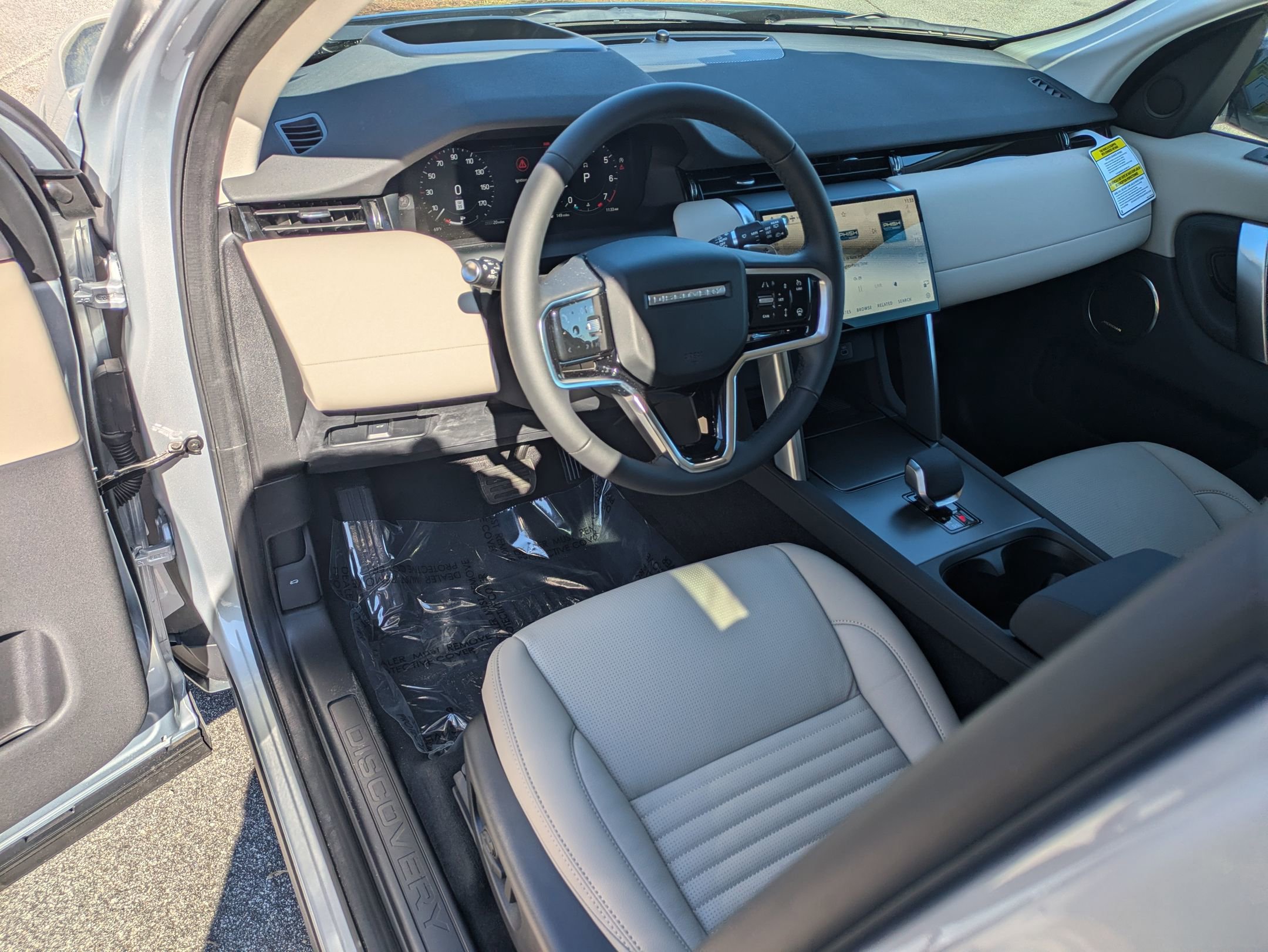 New 2025 Land Rover Discovery Sport S image 9