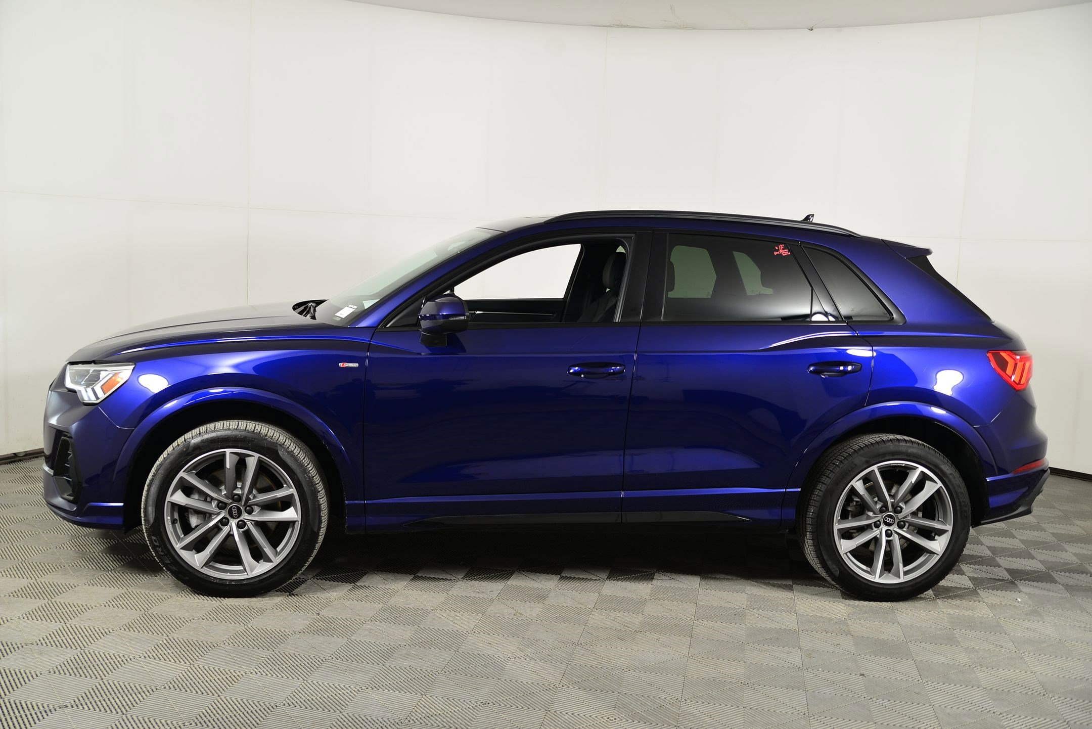 Certified 2025 Audi Q3 2.0T Premium w/ Convenience Package image 2