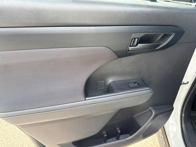 Used 2023 Toyota Highlander L AWD/4WD image 23