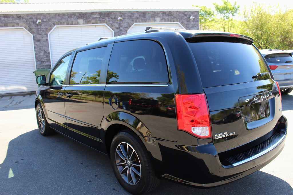 Used 2016 Dodge Grand Caravan SXT image 9