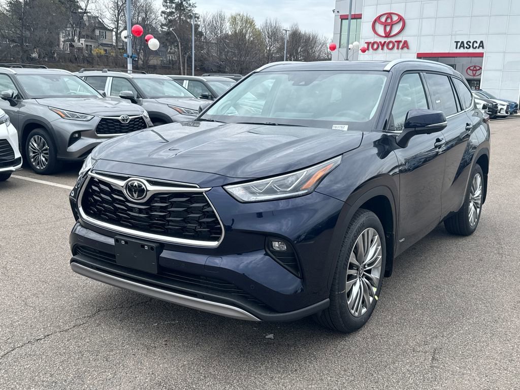 New 2026 Toyota Highlander Platinum image 3