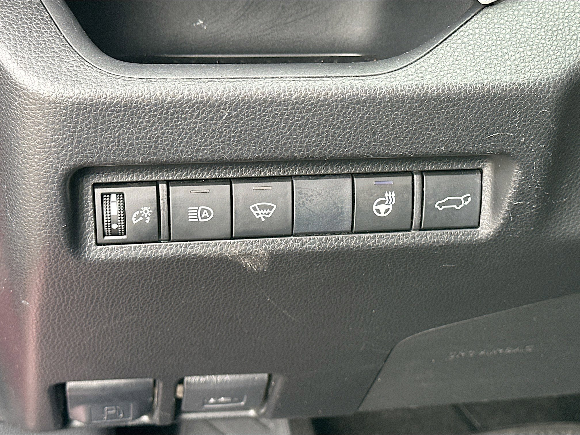 Used 2020 Toyota RAV4 XLE Premium image 10