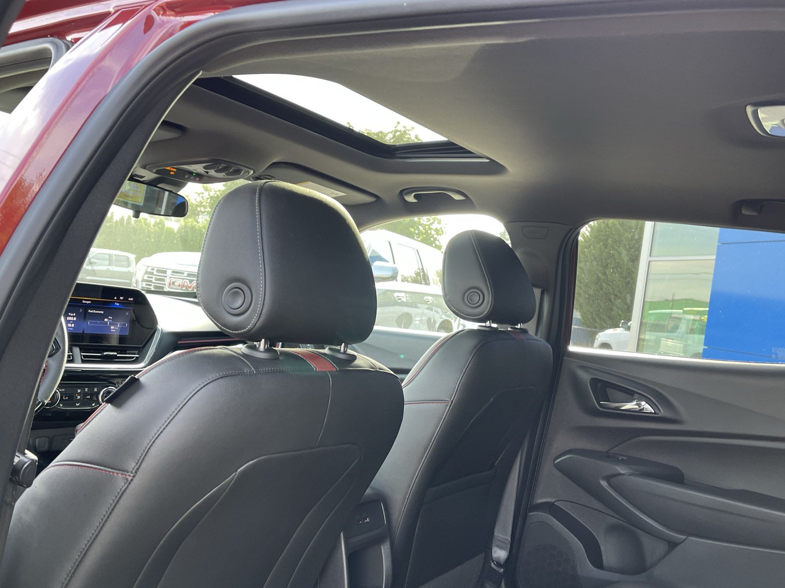 Used 2024 Chevrolet Trax RS w/ Sunroof Package FWD image 16
