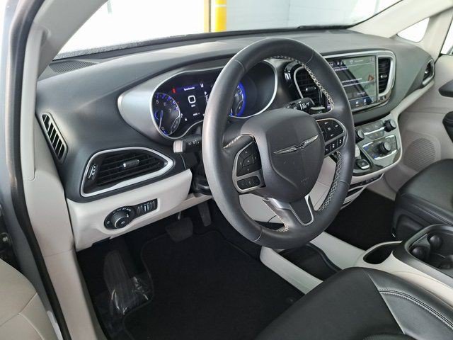 Used 2024 Chrysler Pacifica Touring-L FWD image 8