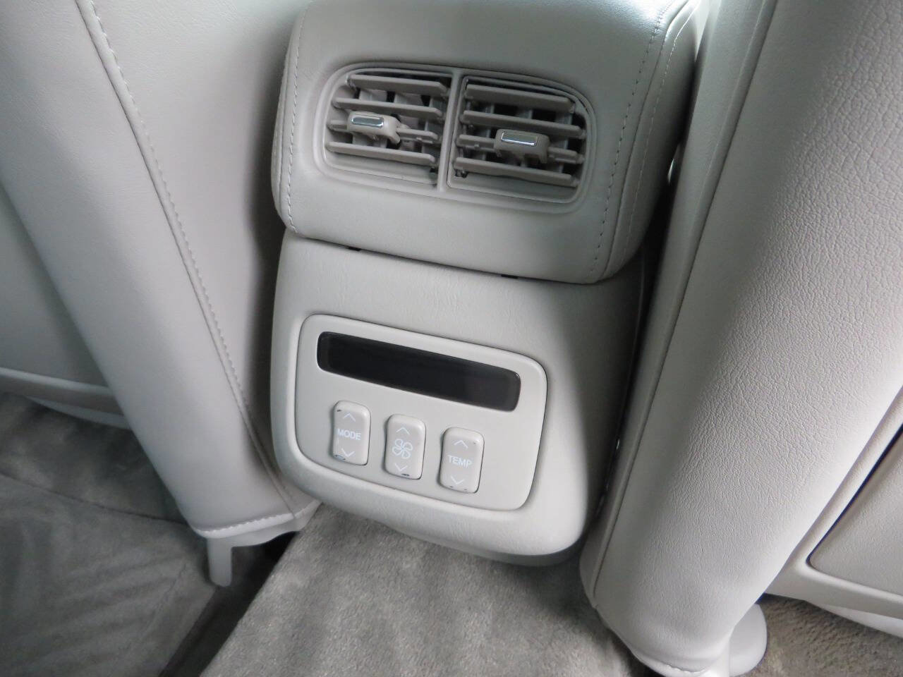 Used 2002 Cadillac De Ville DTS w/ Premium Equipment Pkg image 18