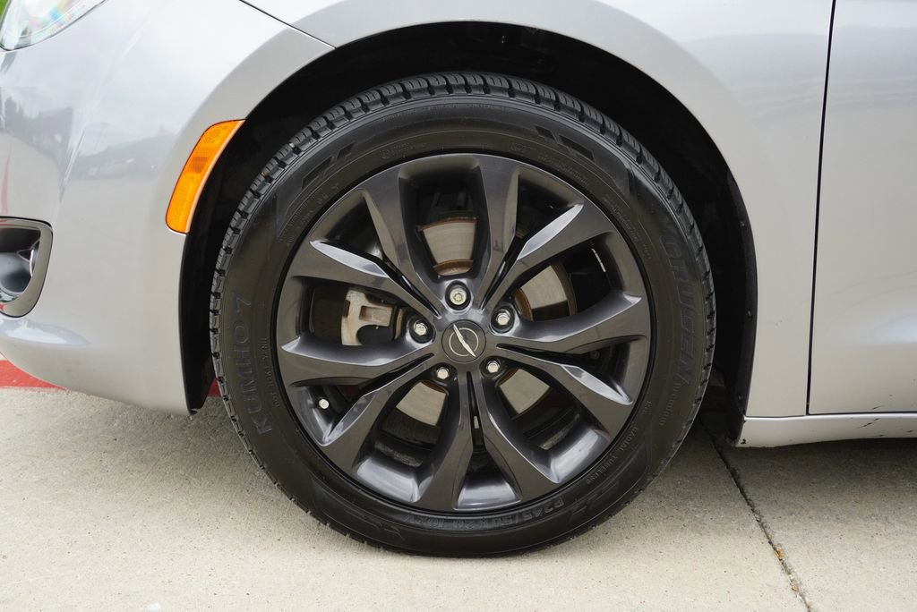 Used 2018 Chrysler Pacifica Touring Plus w/ S Appearance Package FWD image 9