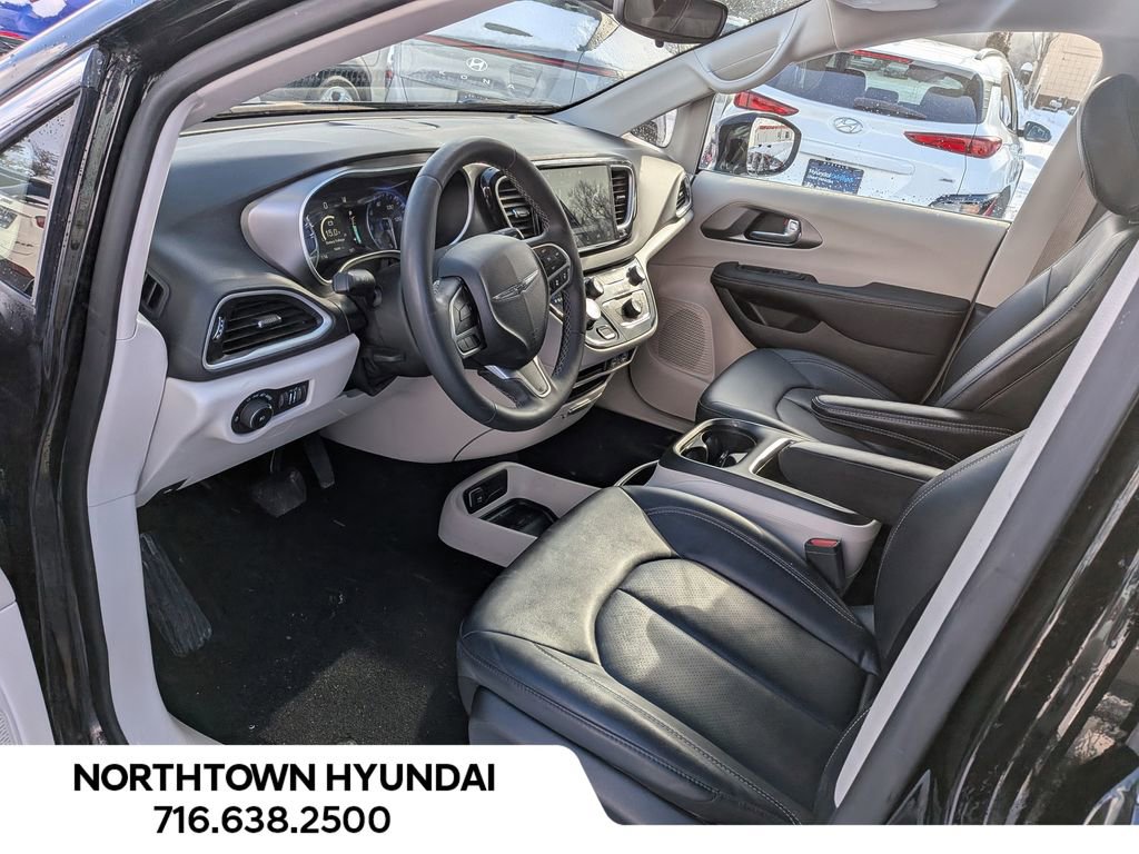 Used 2024 Chrysler Pacifica Touring-L image 10
