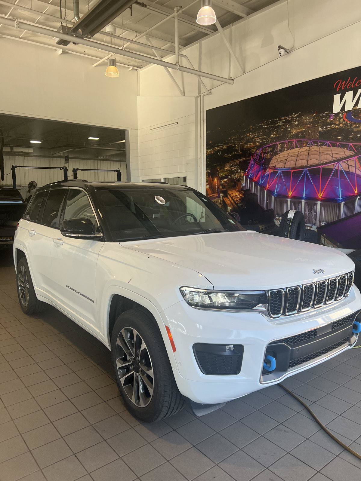 Used 2024 Jeep Grand Cherokee Overland w/ Luxury Tech Group IV AWD/4WD image 41