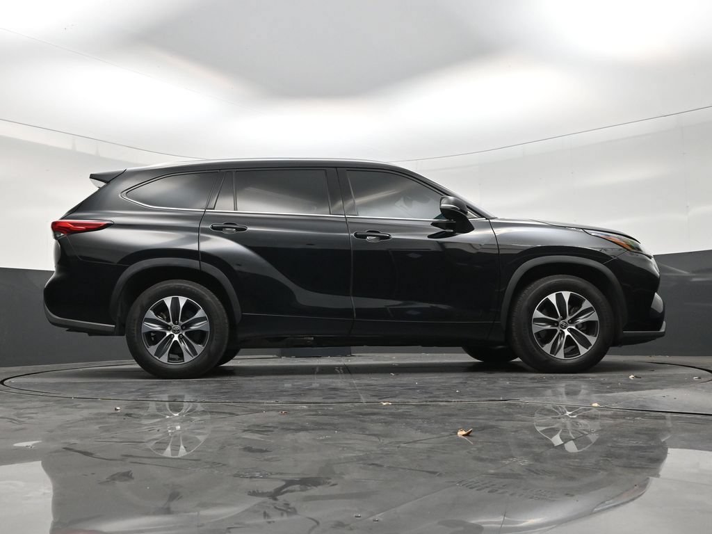 Used 2021 Toyota Highlander XLE FWD image 25