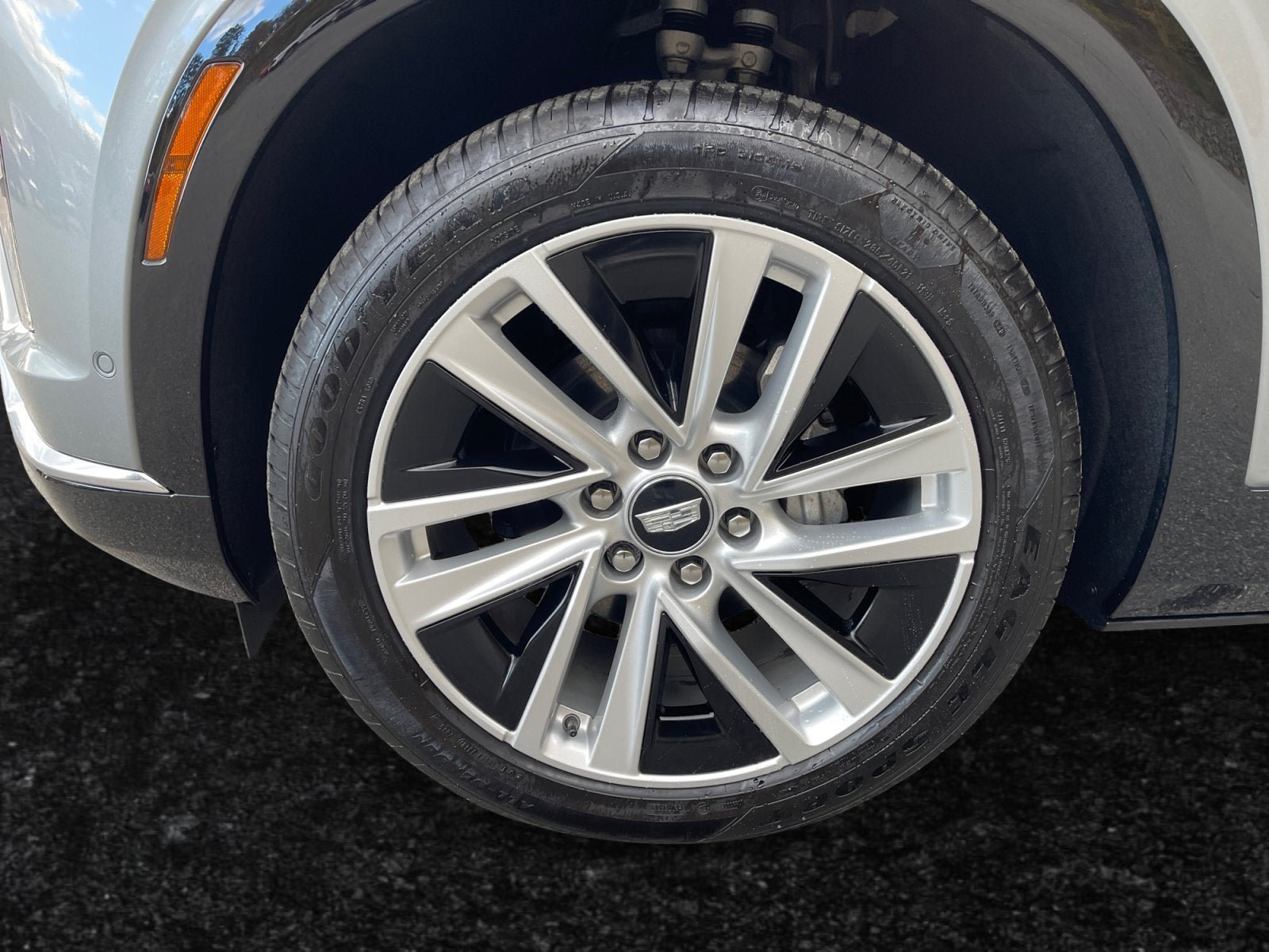 Used 2026 Cadillac Vistiq Luxury w/ LPO, Floor Liner Package AWD/4WD image 15