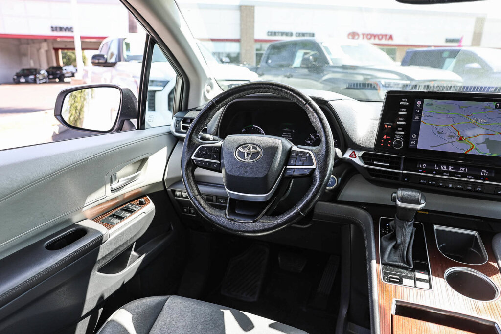 Used 2024 Toyota Sienna XLE w/ XLE Plus Package AWD/4WD image 5