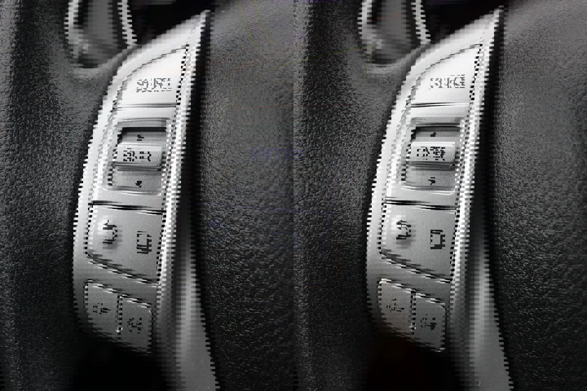 Used 2016 Nissan Rogue SV image 28