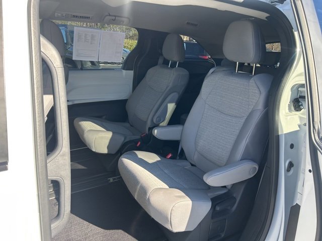 Used 2025 Toyota Sienna LE image 16