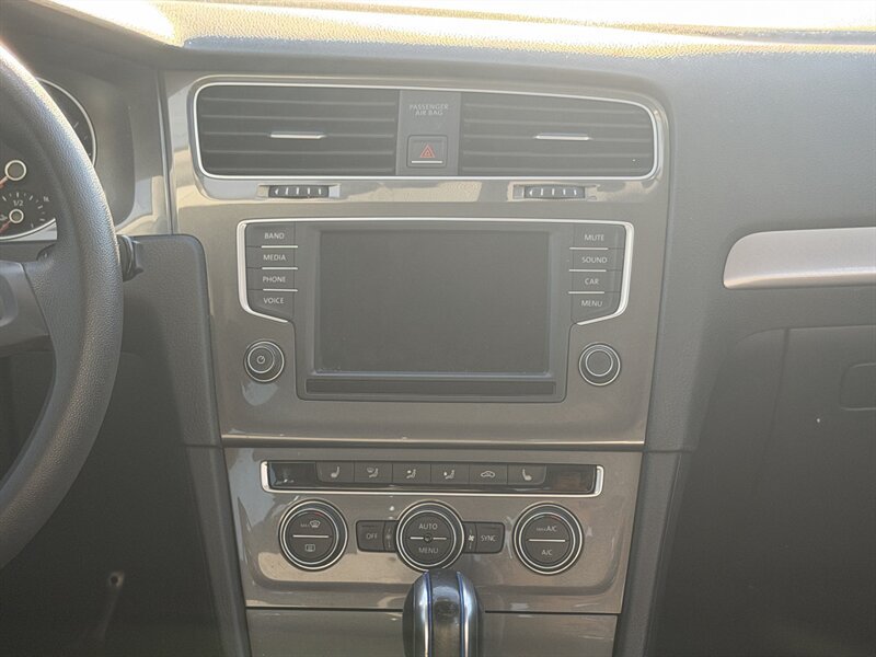 Used 2016 Volkswagen e-Golf SE FWD image 19