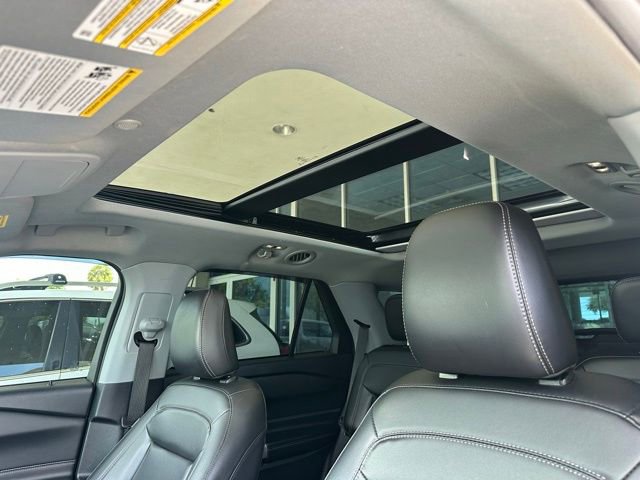 Used 2022 Ford Explorer XLT w/ Equipment Group 202A image 2