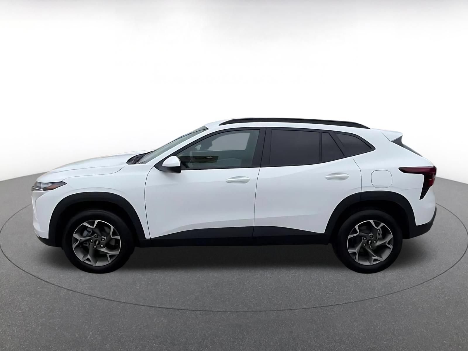 Used 2025 Chevrolet Trax LT FWD image 9