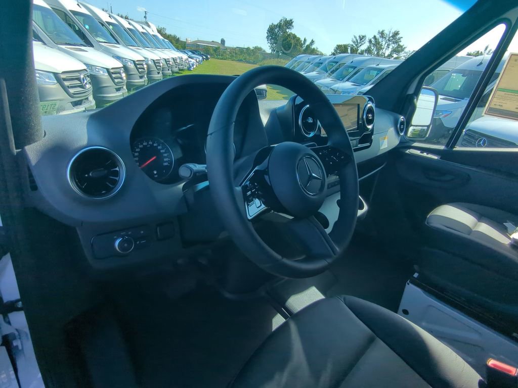 Used 2025 Mercedes-Benz Sprinter 2500 image 2