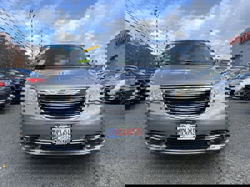 Used 2014 Chrysler Town & Country Touring image 2