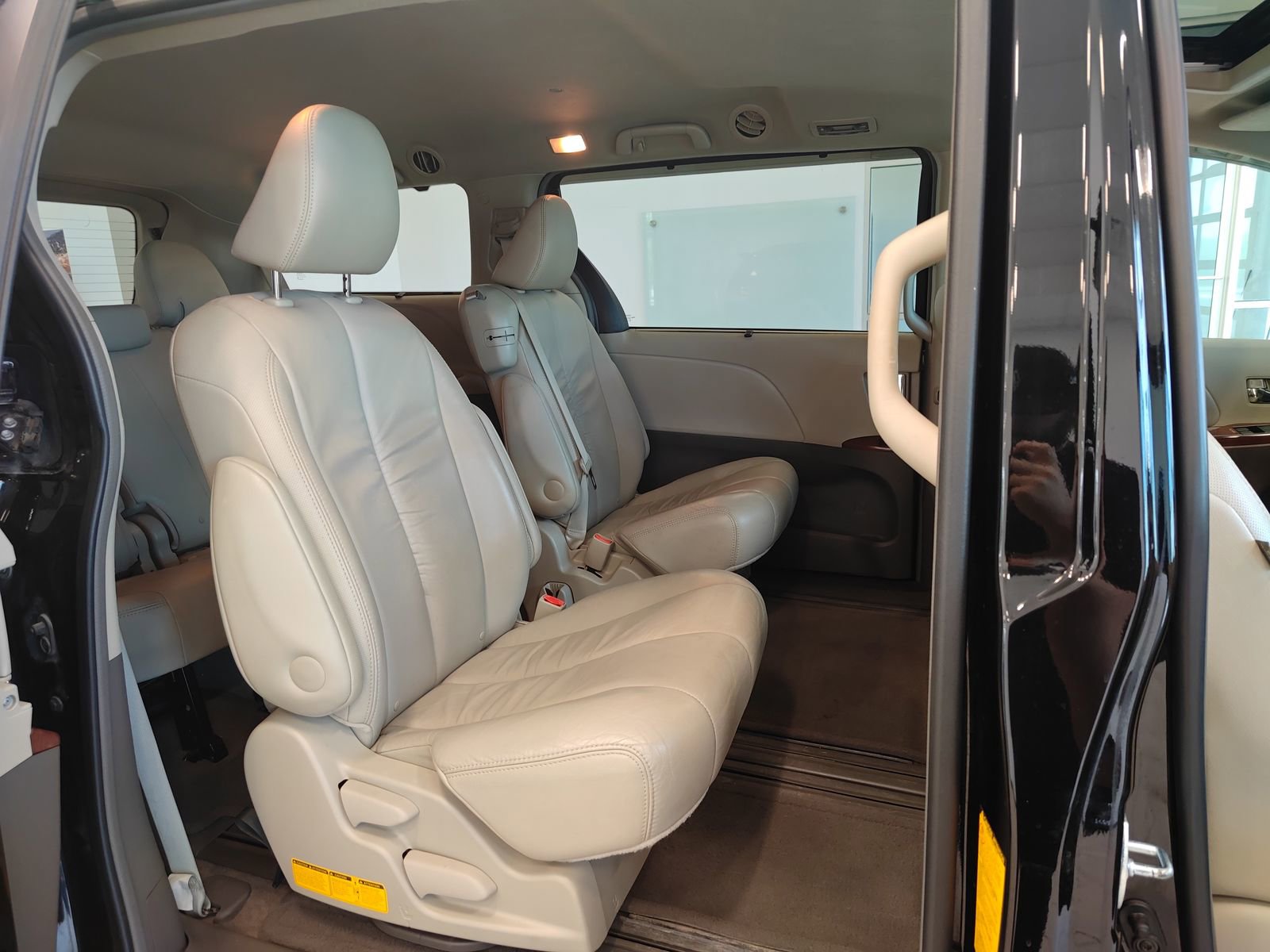Used 2011 Toyota Sienna XLE FWD image 18