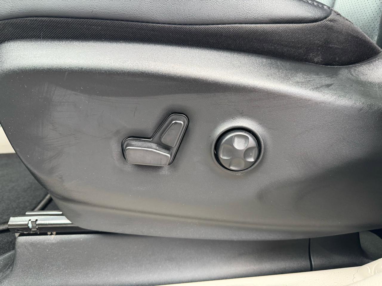 Used 2024 Chrysler Pacifica Touring-L image 18