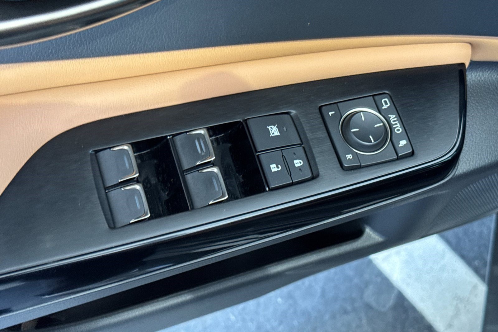 Certified 2025 Lexus ES 300h w/ Premium Package FWD image 13