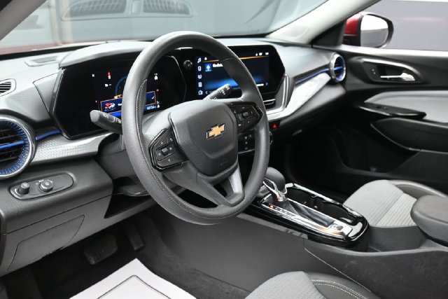 Used 2025 Chevrolet Trax LT FWD image 14