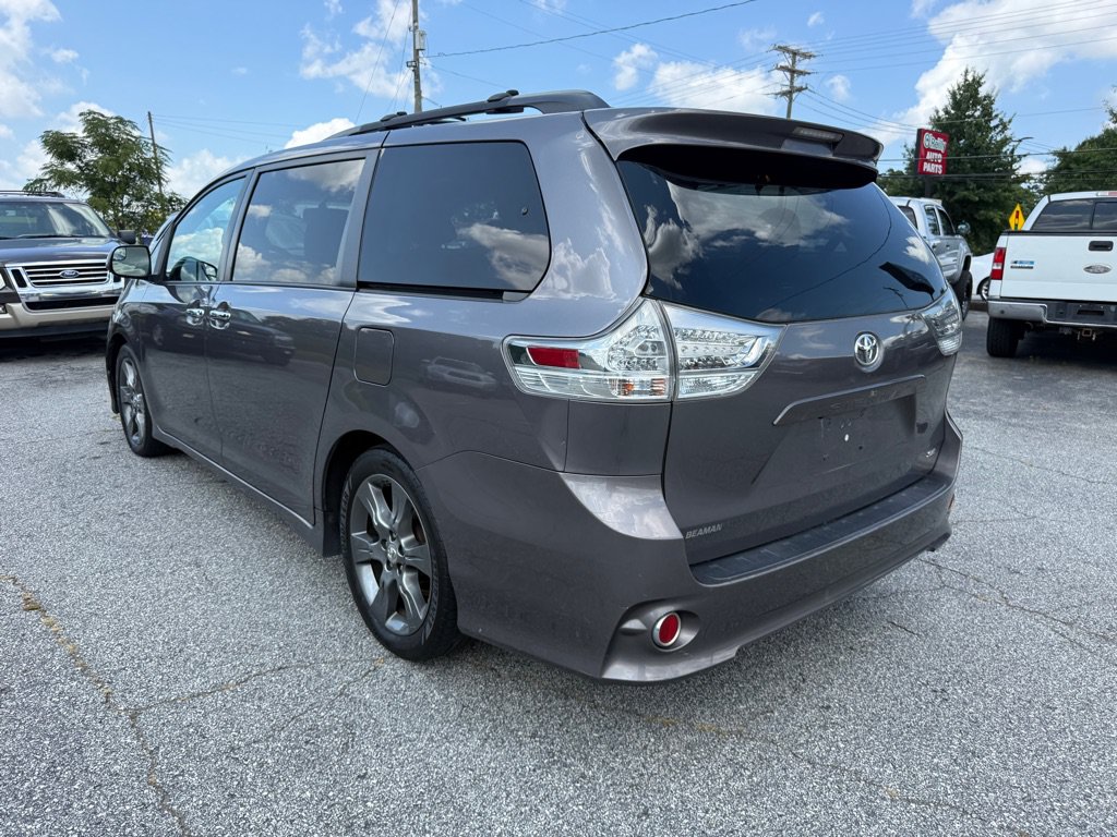 Used 2015 Toyota Sienna SE FWD image 5