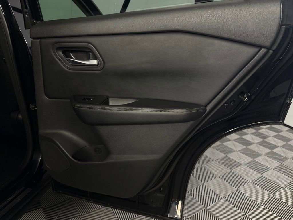 Used 2025 Nissan Rogue SV image 30
