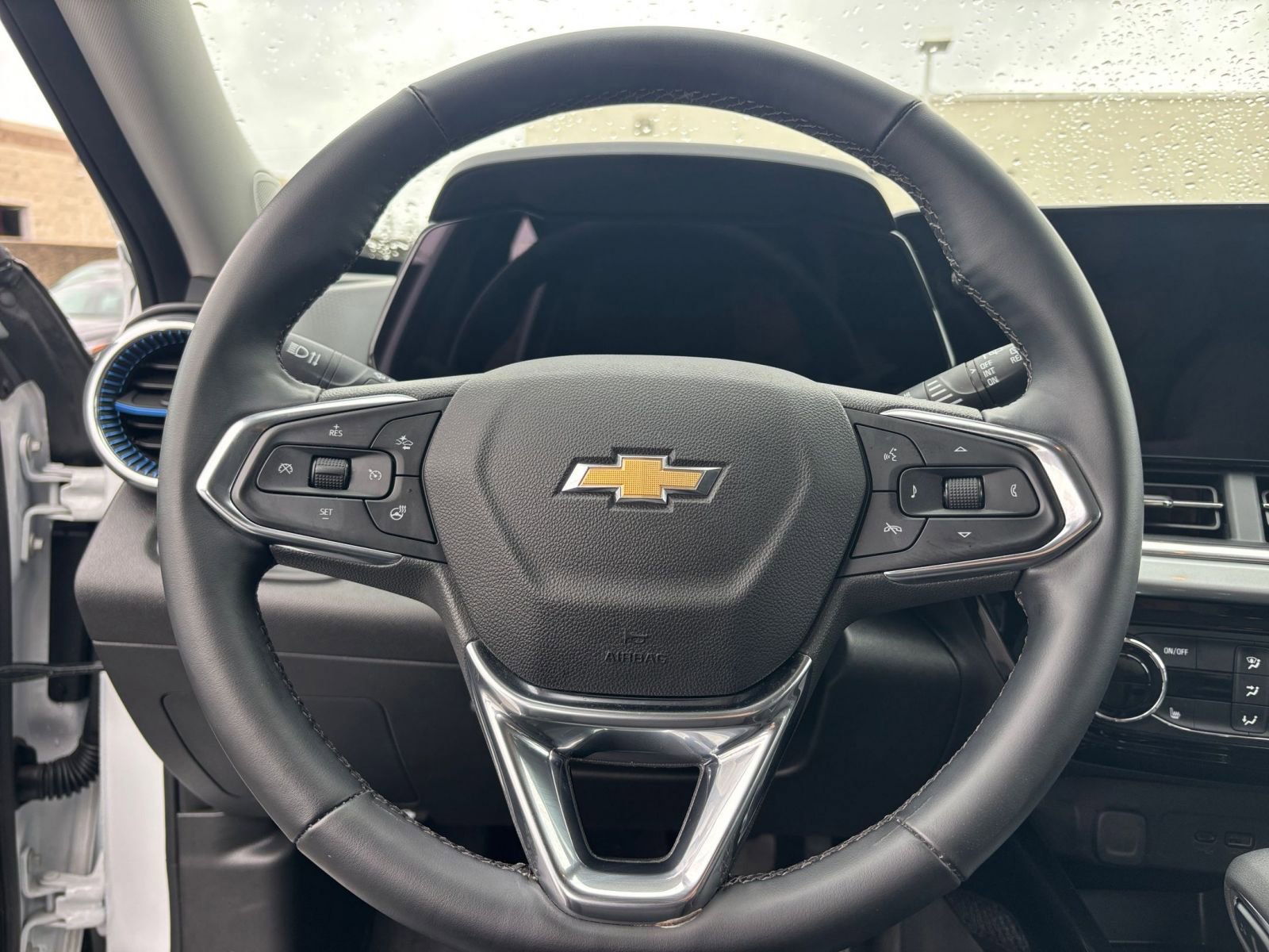 Used 2025 Chevrolet Trax LT w/ LT Convenience Package image 27