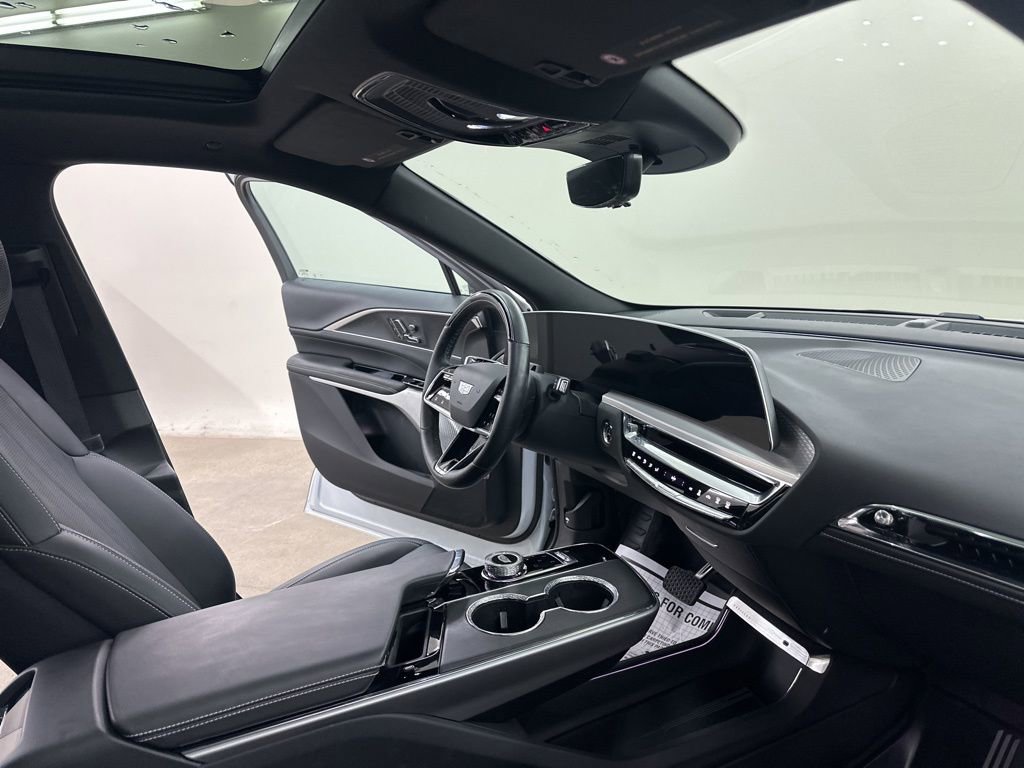 Certified 2025 Cadillac Lyriq Luxury w/ LPO, Floor Liner Package AWD/4WD image 18