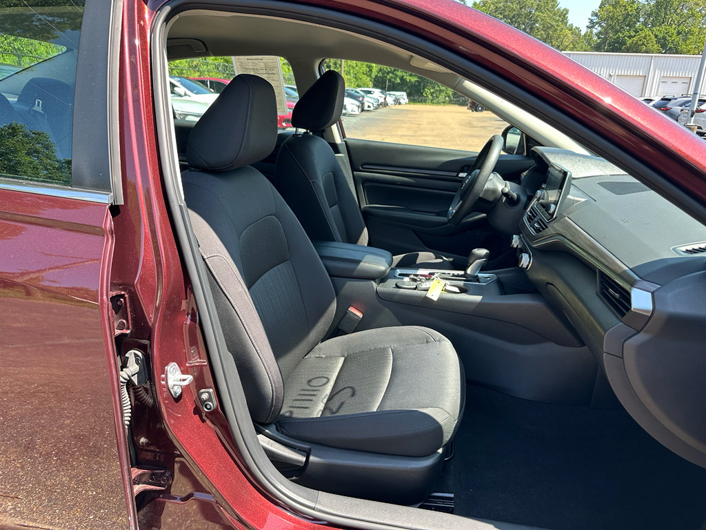 Used 2025 Nissan Altima 2.5 SV FWD image 21