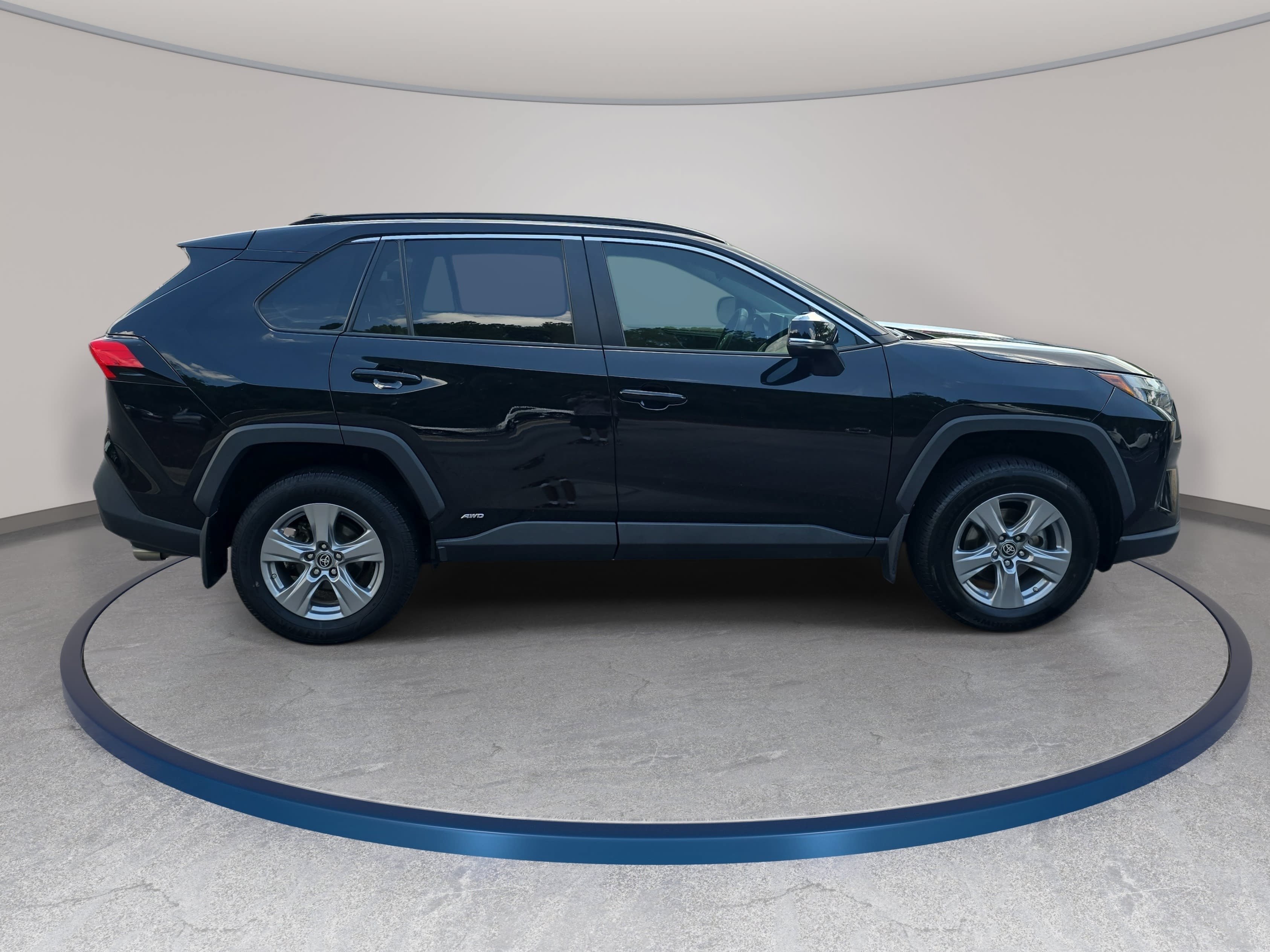 Used 2024 Toyota RAV4 LE AWD/4WD image 4